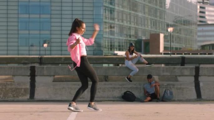 街头表演，团队舞蹈和女子训练以进行专业比赛，并在城市中与音乐和团体进行战斗。女孩舞者与朋友一起在镇上