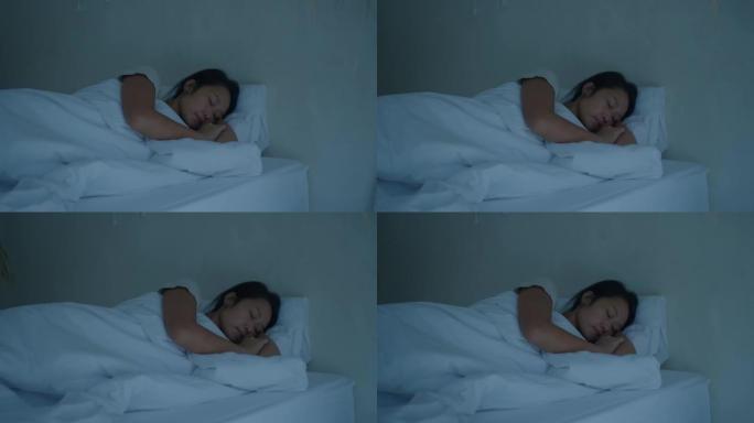 女人日本人睡在床上，晚上