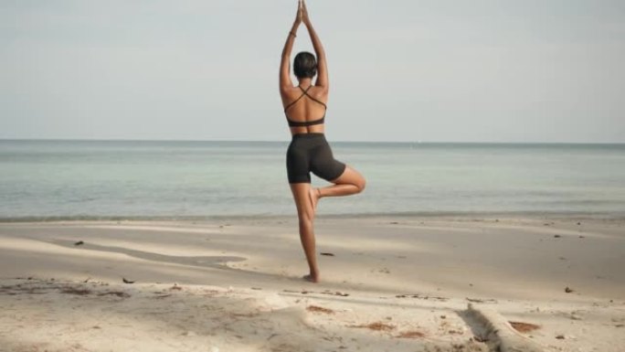 女人在海滩上练习瑜伽