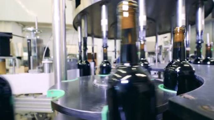 现代工厂的葡萄酒装瓶生产线