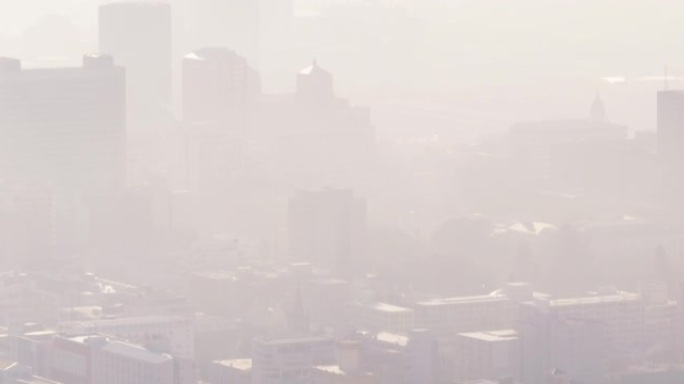 城市景观的总体景观，多个高大的摩天大楼和被雾覆盖的建筑物