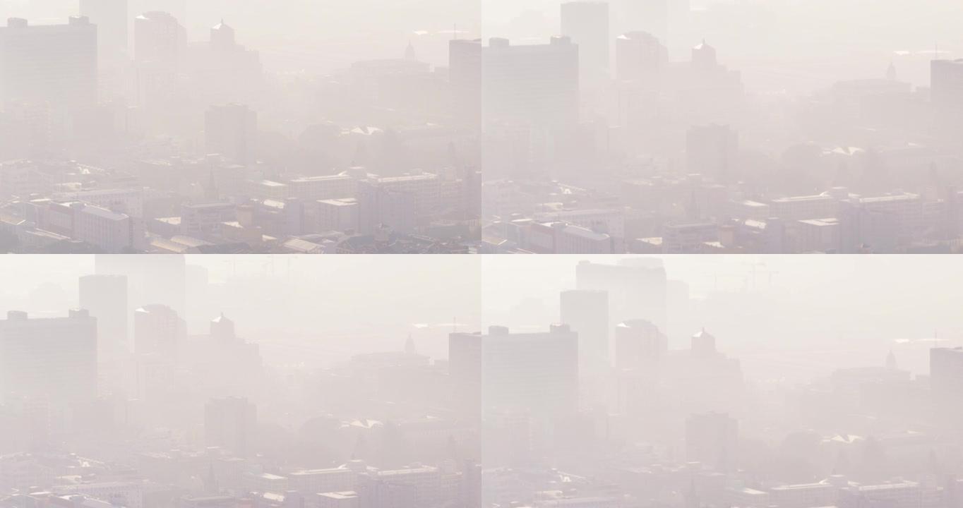 城市景观的总体景观，多个高大的摩天大楼和被雾覆盖的建筑物