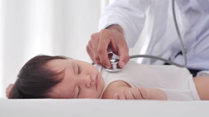 亚洲医生检查心脏给亚洲男婴预防流行病冠状病毒或Covid-19.Professional儿科医生男性