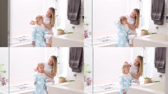 头发护理，母亲和女孩在浴室，用刷子和粘合连接，说话和娱乐。女性孩子、女士和女儿一起做卫生发育、儿童成
