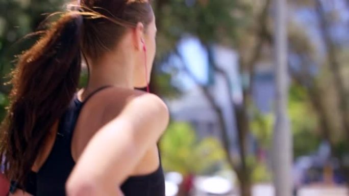 4k视频片段，一名妇女享受下午跑步