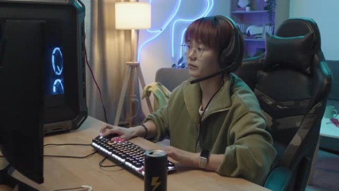 沮丧的中国女玩家在电子游戏中失利