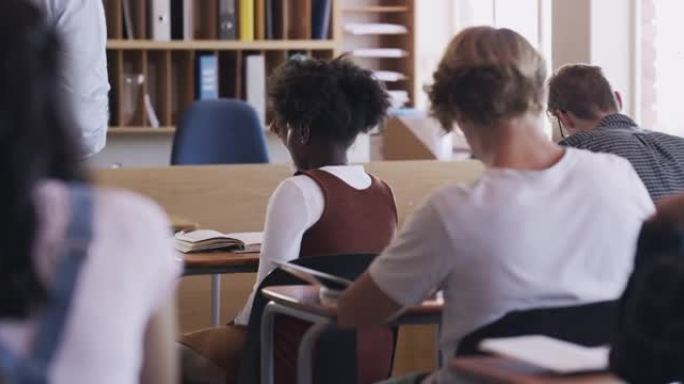 4k录像，十几岁的女孩在教室里考试时向老师寻求帮助