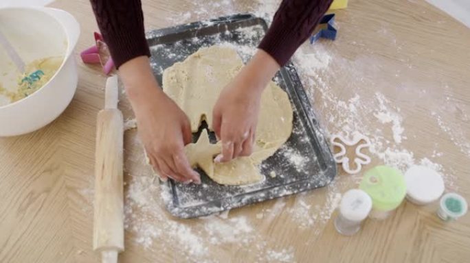 4k视频片段，一个无法识别的女人在家里制作圣诞节饼干