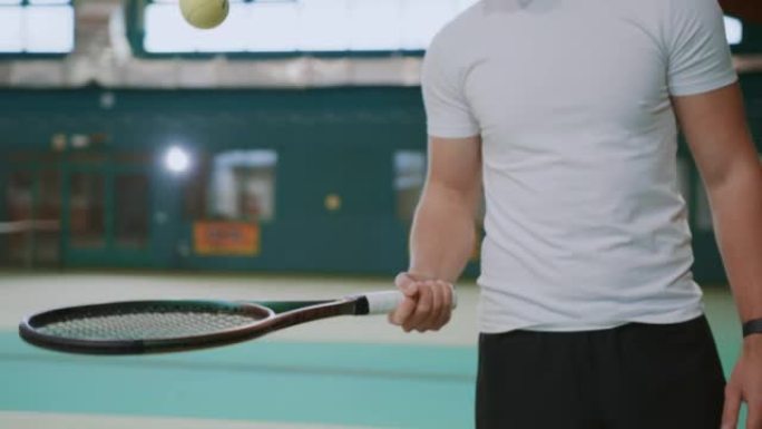 网球服平衡球球拍上的年轻男教练