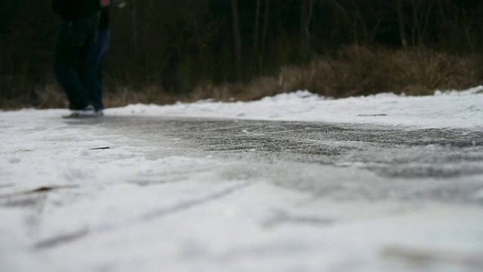 在冰上滑行