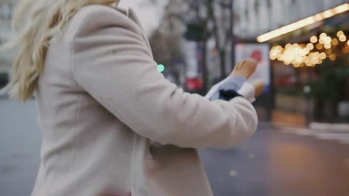SLO MO时尚的法国女人在巴黎街头散步时背着法式长棍面包