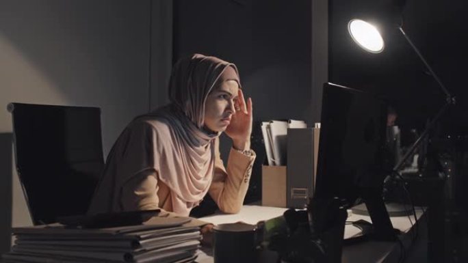 女性穆斯林雇员在办公室工作较晚