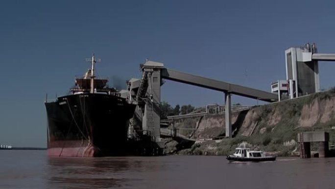 散货船停泊在阿根廷圣达菲的商业港口。