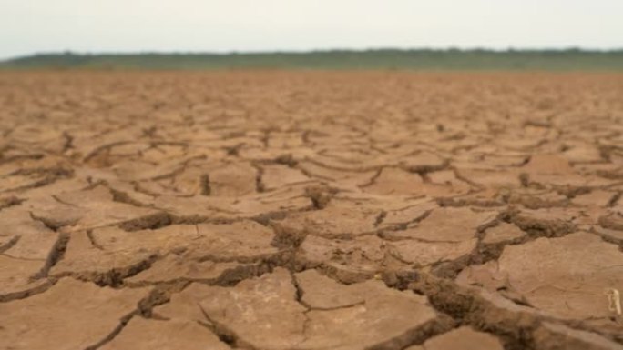 特写: 长期干旱造成的干燥土地和土壤破裂的大表面