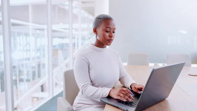 笔记本电脑，商务和黑人妇女在办公室工作场所打字。策划，工作和女员工撰写销售项目，营销邮件或广告策略，