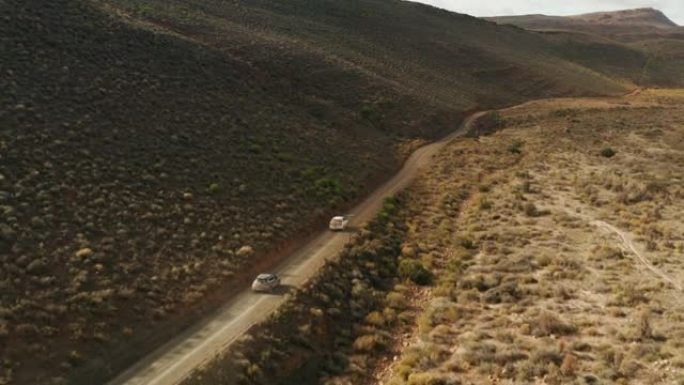 汽车通过山区公路的镜头