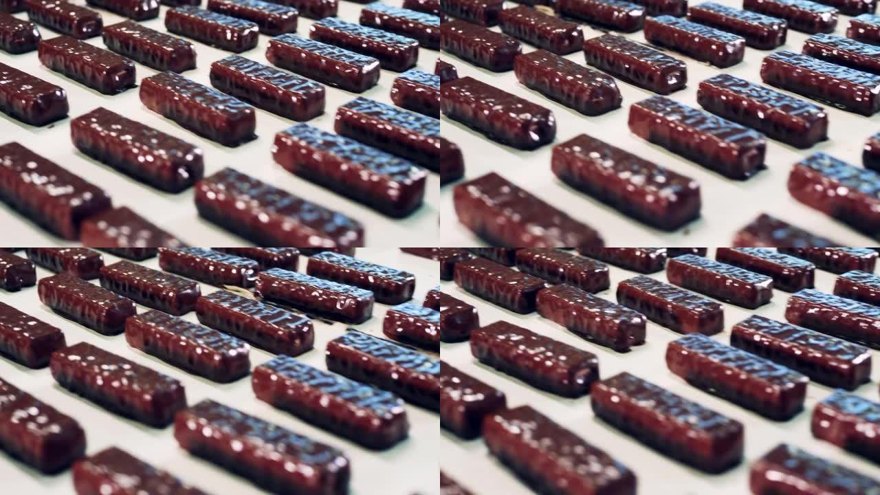 用新鲜制作的巧克力糖果移动传送带。工厂设备，糖果工业制造。