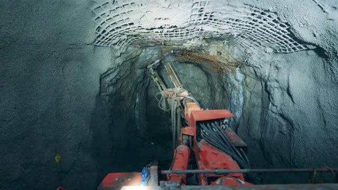 工业钻孔正在灌溉地下矿山的墙壁