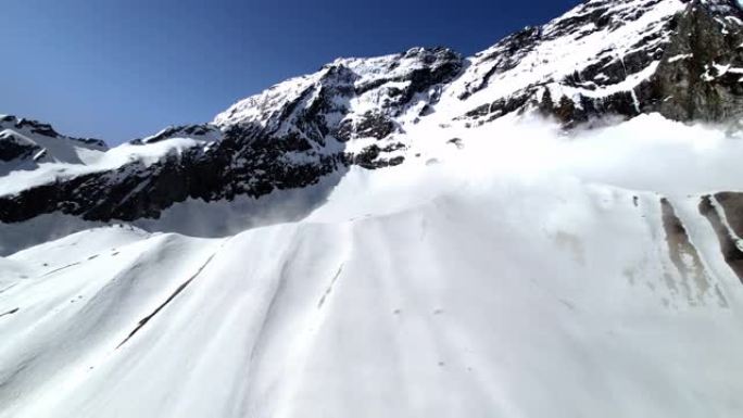 白雪皑皑的山峰。喜马拉雅山中部的山脉。