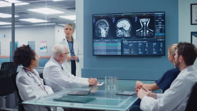 医院会议室: 神经科医生在电视屏幕上显示MRI扫描，磁共振图像，神经科学家团队，医生讨论患者治疗，药