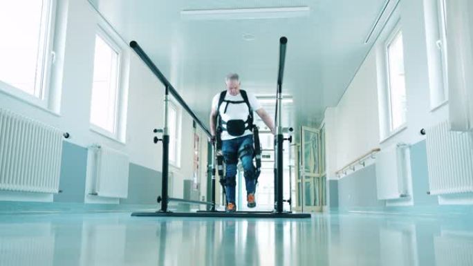 外骨骼中的残疾人正在学习自己走路