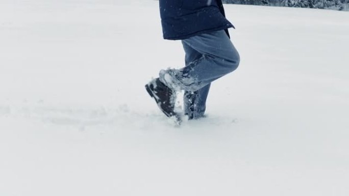 疲惫疲惫的人挣扎着在极端寒冷的雪地里行走，冬天的天气绝望无望一步一步寻找人行道