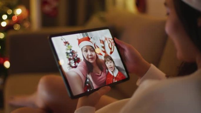 女人在圣诞节与家人进行视频聊天