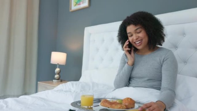 快乐的女人，在卧室打电话和早餐，放松和与移动通信，社交网络或联系人的房子。年轻，微笑和黑人妇女在床上