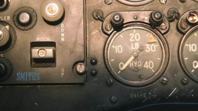 堪培拉轰炸机机舱内的开关和仪表。