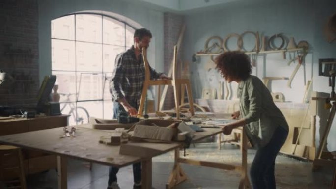 一家家具店的小企业主在一把新的木制餐桌椅上工作。木匠建造椅子，而年轻的女经理则使用笔记本电脑。