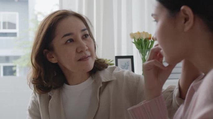 亚洲家庭年轻女性问题移情安慰精神卫生谈话。