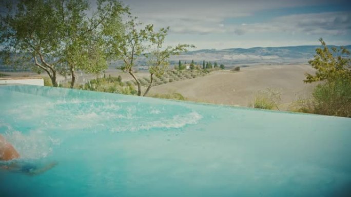 SLO MO Man跳入托斯卡纳度假别墅的游泳池