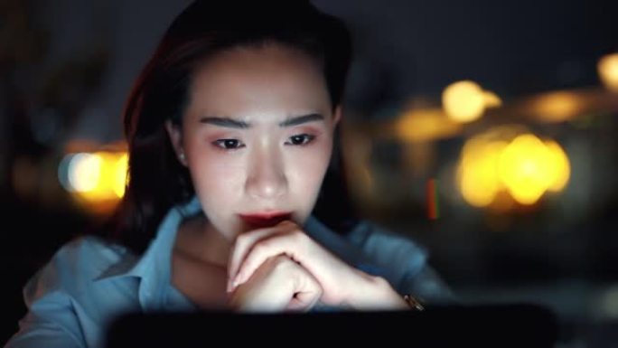 亚洲女商人加班使用无线技术。