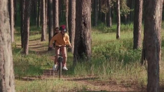 在树林中骑自行车的快乐家庭