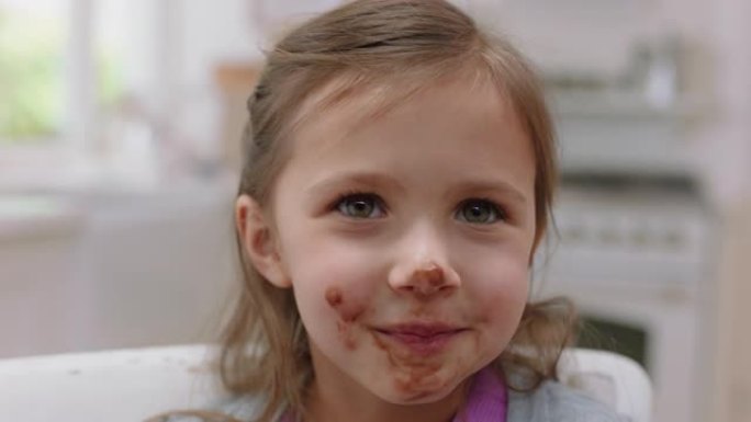 可爱的小女孩，双手沾满巧克力舔手指，在厨房里玩得开心，顽皮的孩子在家里享受美味佳肴