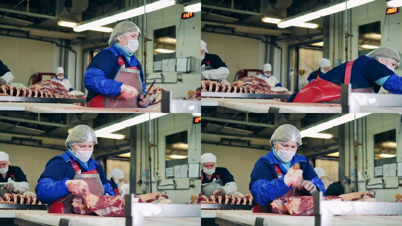 一名妇女在工厂割肉前磨刀