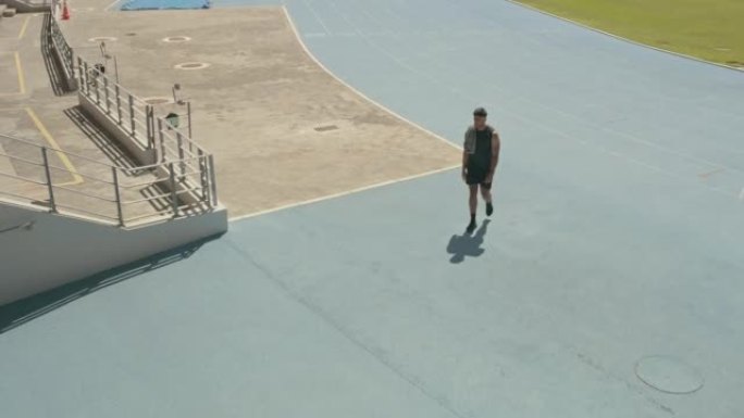 一名男运动员跑步后离开赛道的4k视频片段
