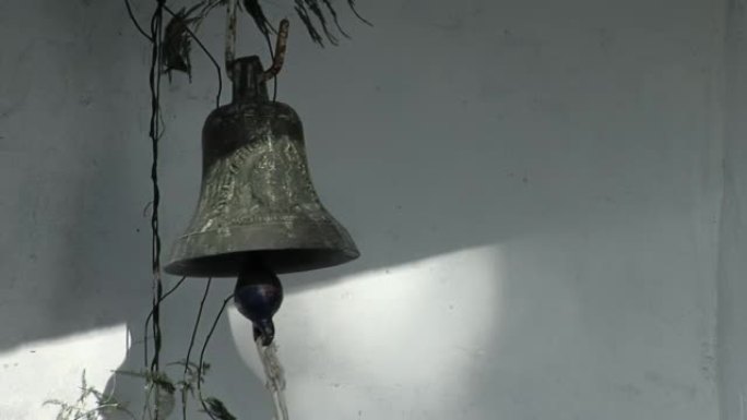 阿根廷农村房屋的墙上挂着一个旧铃铛。特写。