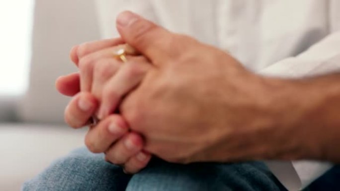 爱，牵手和一对夫妇在客厅或咨询结婚的沙发上互相支持和照顾。帮助，力量和希望，一个男人和女人一起致力于
