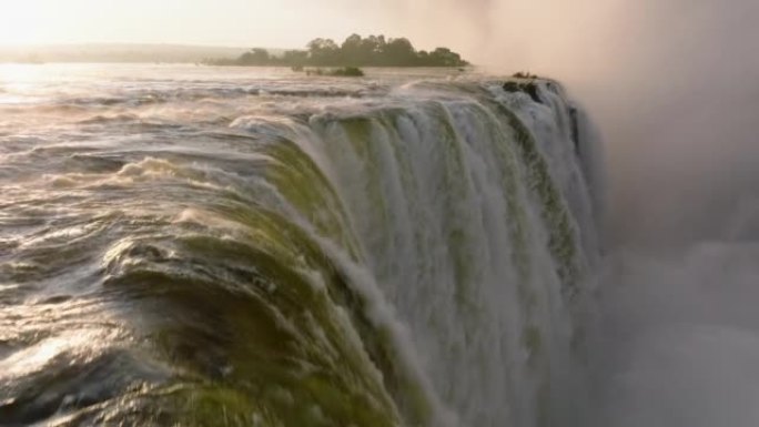 联合国教科文组织世界遗产维多利亚瀑布边缘涌水的空中特写日出视图