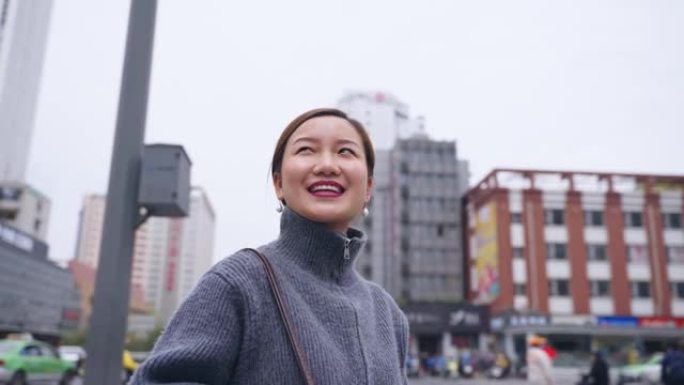 亚洲女商人肖像街头逛街