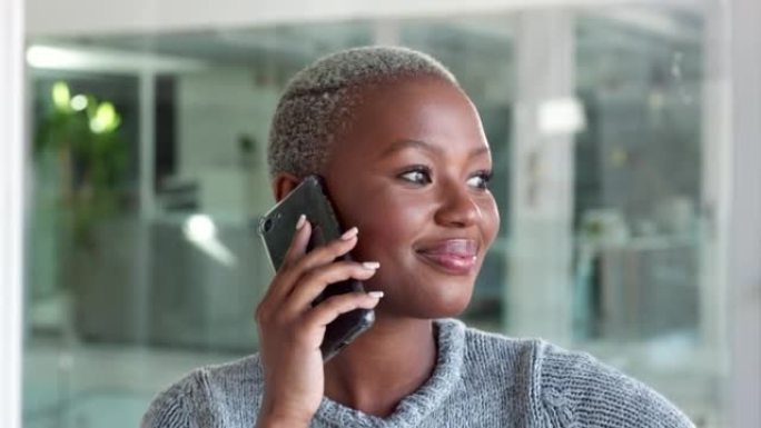快乐的黑人女性，电话和办公室沟通，促进创业中的商业、愿景和动力。微笑非洲员工在办公室用智能手机交谈、