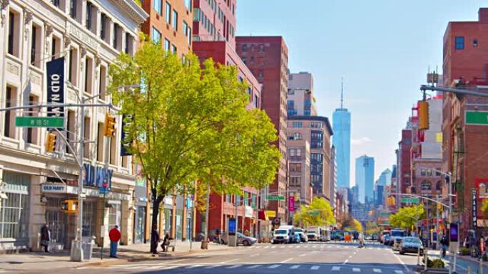 自由塔位于宁静的和平街道尽头，有商店和商店。纽约。