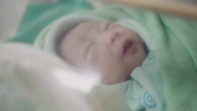 医院婴儿床中的新生婴儿