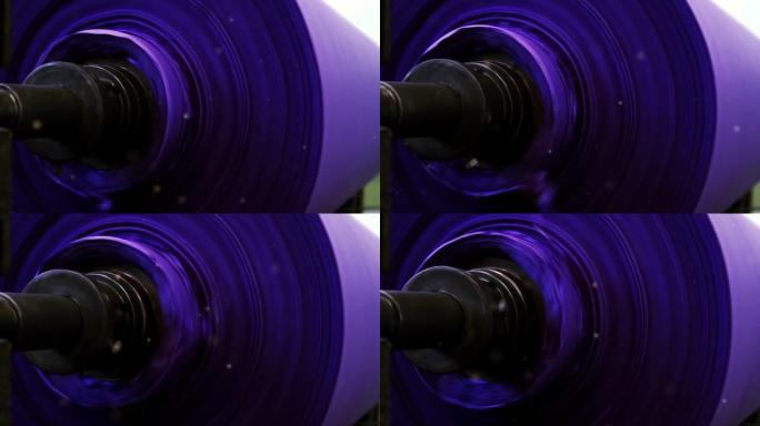 制浆造纸厂的造纸机上的紫色纸卷。特写。