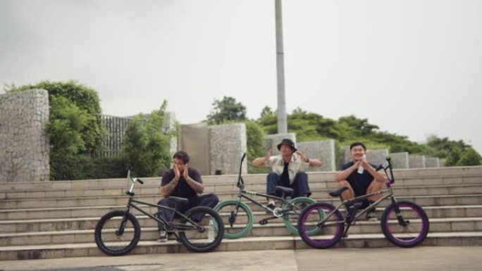 亚洲青少年男孩团体骑自行车。