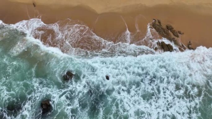 海岸线波浪飞溅在岩石上的鸟瞰图