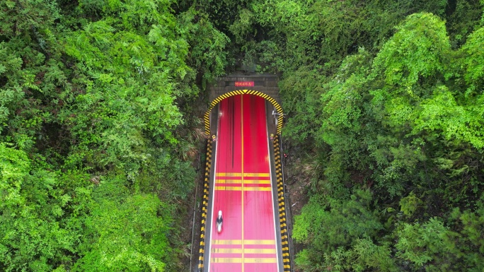 俯瞰网红隧道车流  神仙岭隧道