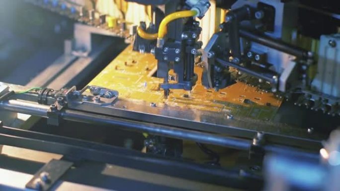 自动化机器人在印刷电路板上安装电路和电子元件。特写。4k分辨率。