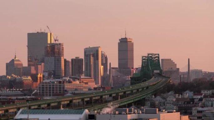 波士顿天际线在美国城市景观上的桥梁和快车的时间流逝